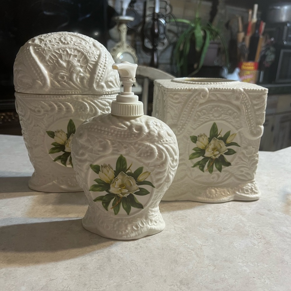 VICTORIAN Magnolia Bathroom Set Toothbrush Kleenex Holder Soap Dispenser Vintage